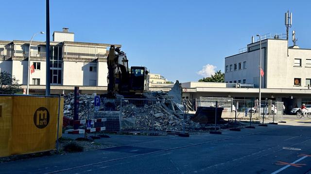 Alte Post, das dreistöckige Gebäude ist bis auf die Grundmauer abgerissen. Der Bagger steht auf einem Trümmerberg.