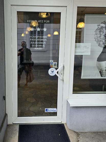 Schild am Eingang des Friseur:
KEIN PLATZ FÜR 
HOMOPHOBIE 
FASCHISMUS 
RASSISMUS 
SEXISMUS 
HASS