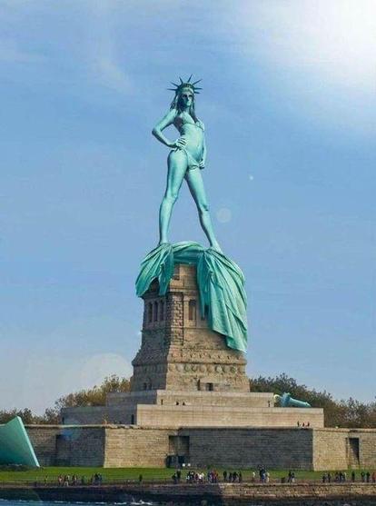 Entkleidete Freiheitsstatue im Bikini.
