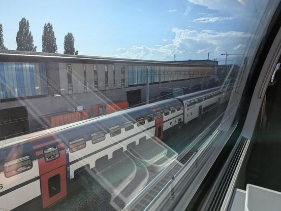 Une voiture IC 2000 prise du haut du saut de mouton de Renens pendant que le train du photographe double le train en question.