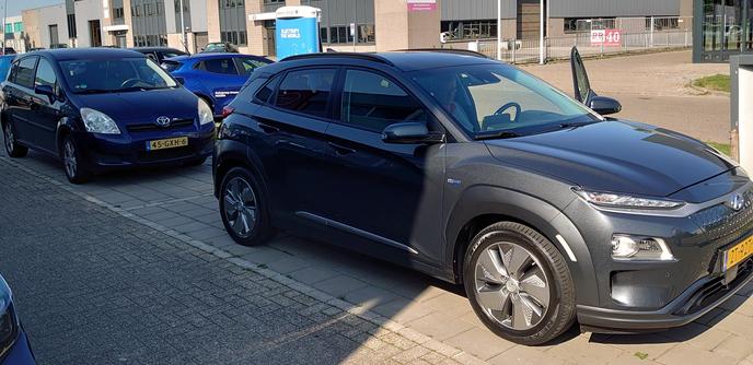 Twee autos: schetsen onze oude Toyota, daarvoor onze nieuwe Kona