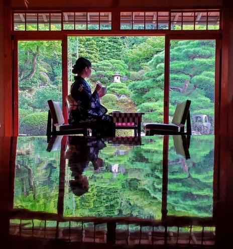 Nao-san enjoys an iced matcha at Omuro-tei.