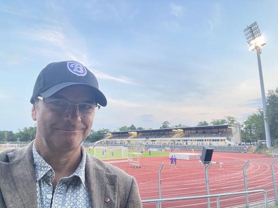 Mann mit Baseballkappe im Fußballstadion, Mommsenstadion, Berlin 