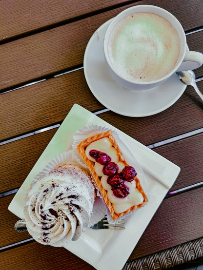 Ordynarny foodporn z ciastkami i kawą w roli głównej. 