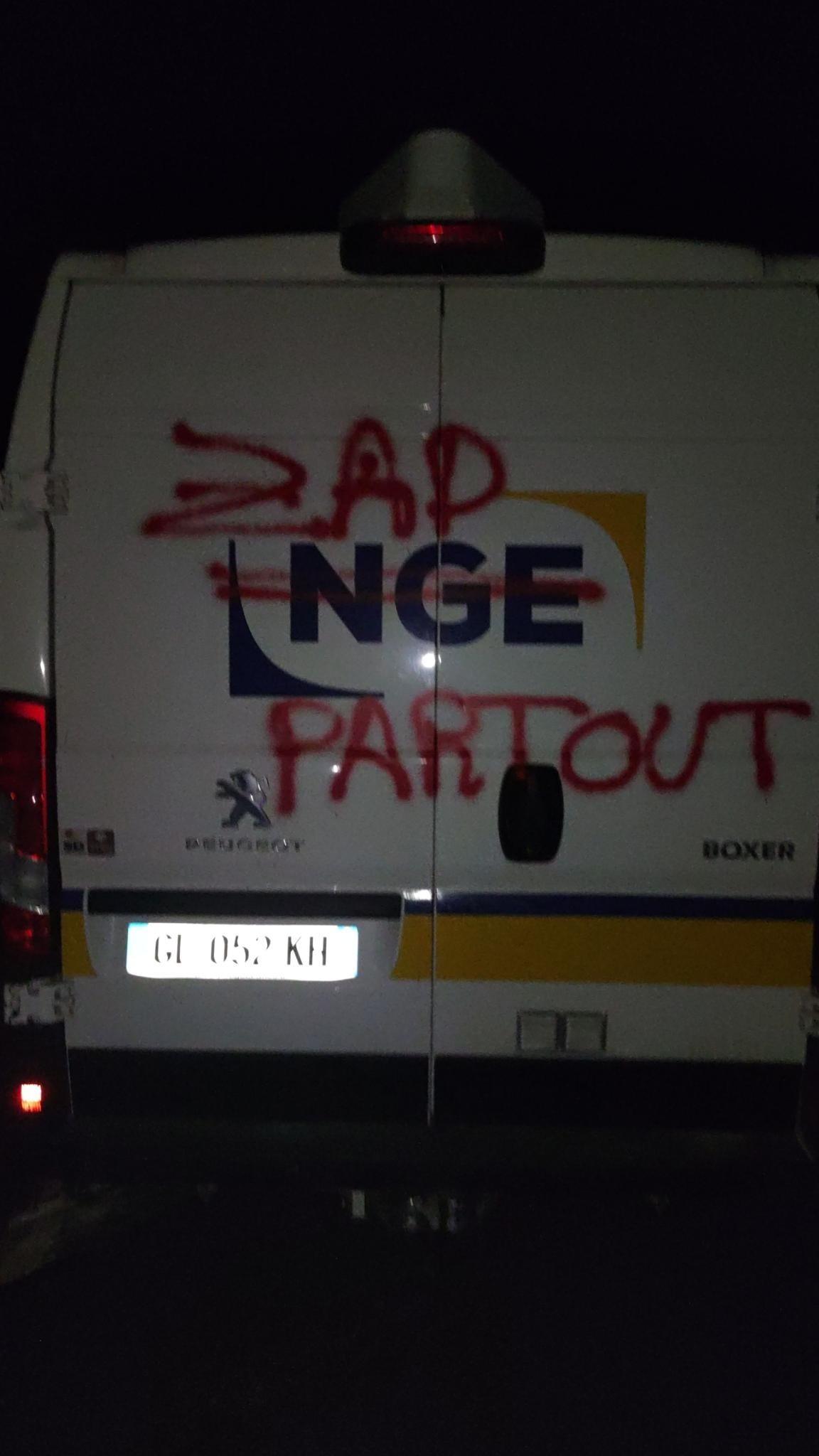 Camionette de l'entreprise NGE. Sur la porte arrière le NGE est barré et remplacé par "ZAD partout&quot;