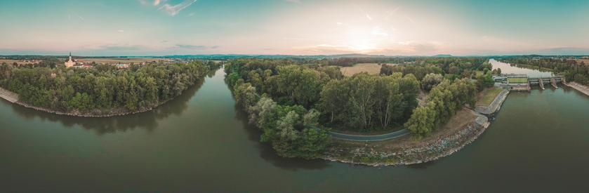 Panorama Aufnahme der Mur bei Gabersdorf, durch das Stichting der 26 Photos, sieht es aus als ob die Mur gleichzeitig nach Süden und Norden fliesst