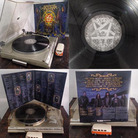 Montagem de fotos com vinil no toca de fundo na foto capa do vinil, selo do vinil, capa gatefold aberta mostrando a parte interna, contra capa do vinil e uma miniatura de Kombi.