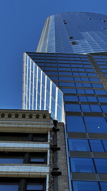 1000 N Michigan Avenue juts out in the airspace above the neighboring building