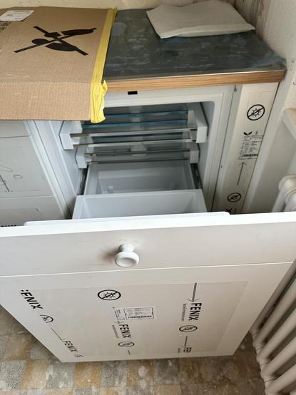 Kühlschrank zum Ausziehen. Er ist dunkel/ausgeschaltet.