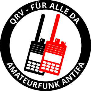 Vorlage für einen Amateurfunk Antifa Aufkleber. In der Mitte sind ein rotes und ein schwarzes Funkgerät abgebildet, im Kreis darum steht "QRV - FÜR ALLE DA" und "AMATEURFUNK ANTIFA"