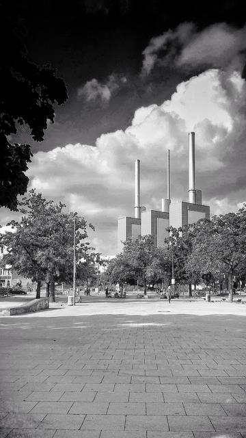 Schwarz-Weiss-Foto zeigt den Platz Am Küchengarten und das Heizkraftwerk Linden.