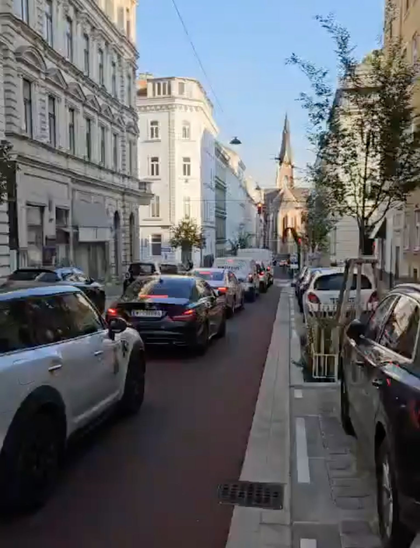 Gerade umgebaute Fahrradstraße Argentinierstraße, wo Autos nach StVO nur zu-und abfahren dürfen. Stau im Frühverkehr, weil Autofahrer sich nicht an die StVO halten. Ausschnitt aus Video via https://x.com/BarbaraNeuroth/status/1830922766146494899