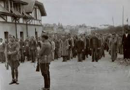 Prisioneros formando en el campo de concentración de la Magdalena (Santander) 