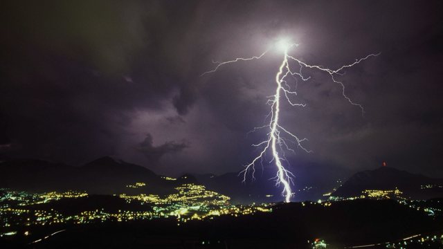 Fulmine nella notte che si scaglia sulla città.