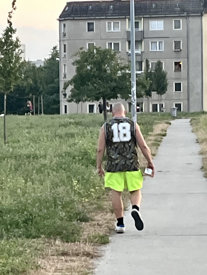Torkelnder Mann mit großer Achtzehn auf dem T-Shirt 