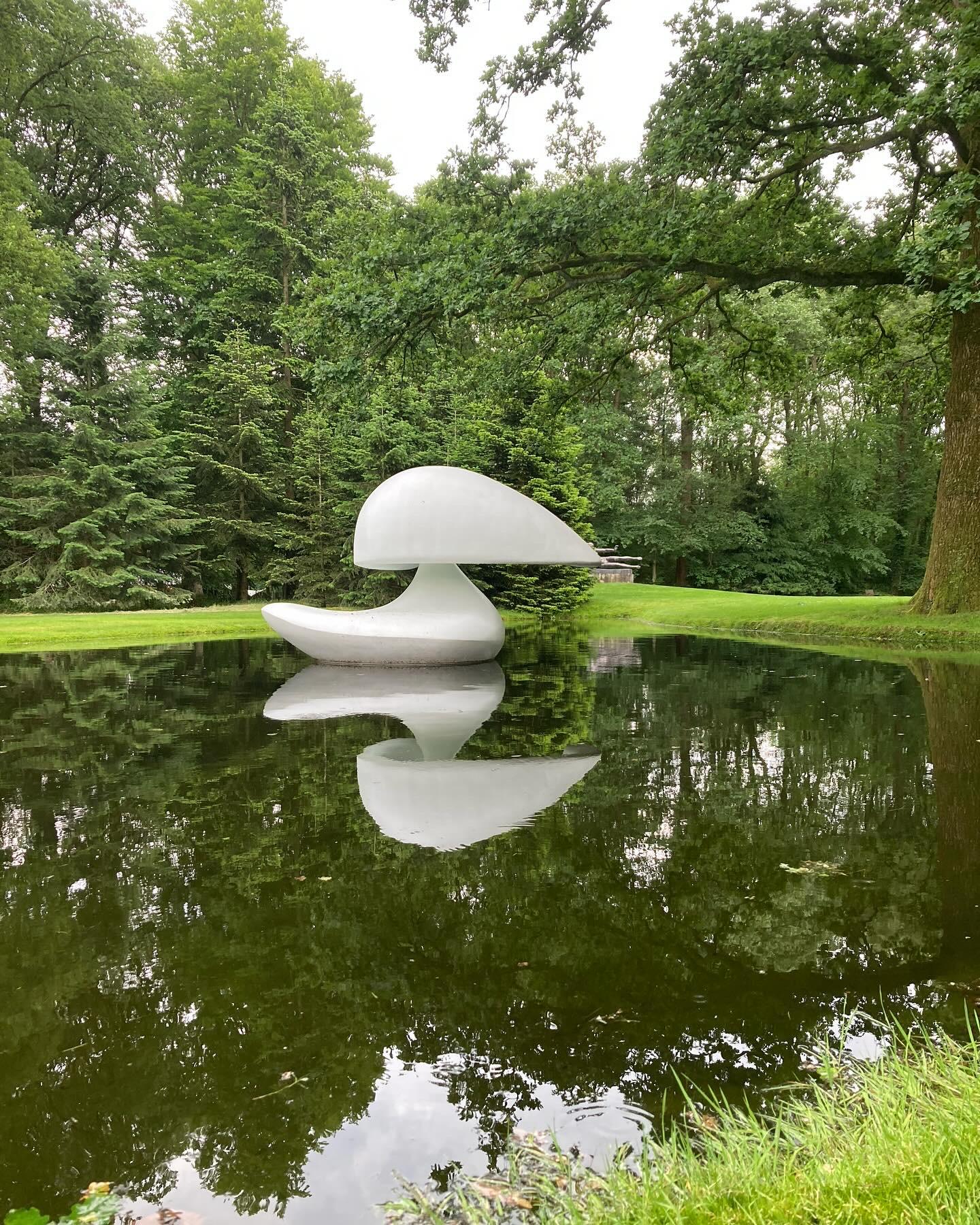 Martha Pan - sculpture flottante

A white floating sculpture on a pond in a forest. It consists of two elements and kind of looks like a large abstract duck.