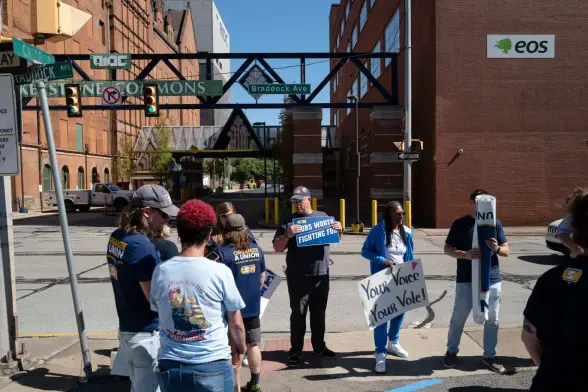 Outside EOS plant site steel workers who want to become #USW union members 