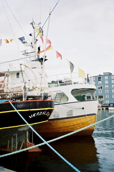 To båter som ligger til kai. I forgrunnen en båt med teksten Værdalen på baugen. I bakgrunnen deler en av trebrygge