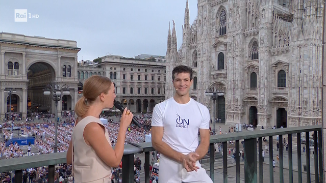 From Piazza del Duomo to Milan, "Roberto Bolle - Ballo in bianco": a maxi-class made up of 2300 dancers at the bar with an exceptional Maître, Roberto Bolle. The event will be led by Francesca Fialdini.