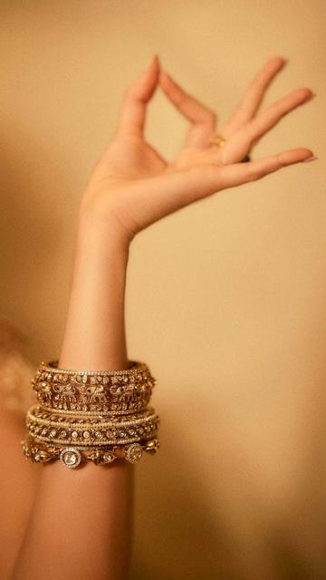 This Ganesh Chaturthi, Ananya Panday embodies royal grace and desi elegance in a breathtaking traditional outfit that beautifully reflects her style and culture. Her intricate design choices and flawless execution make her ensemble the perfect choice for those looking to make a fashion statement during the festive season. Stay ahead in the style game by taking inspiration from Ananya’s classy and festive look.