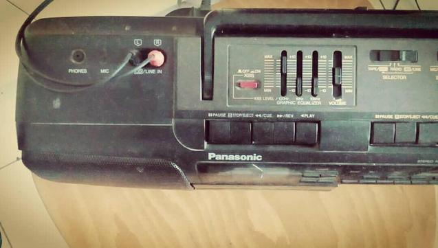 PANASONIC RX-FT600 classic radio cassette player combined with graphic equalizer and with double
cassette deck for recording use