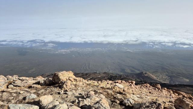 Vistas desde el pico del Teide, con su característico manto de nubes.