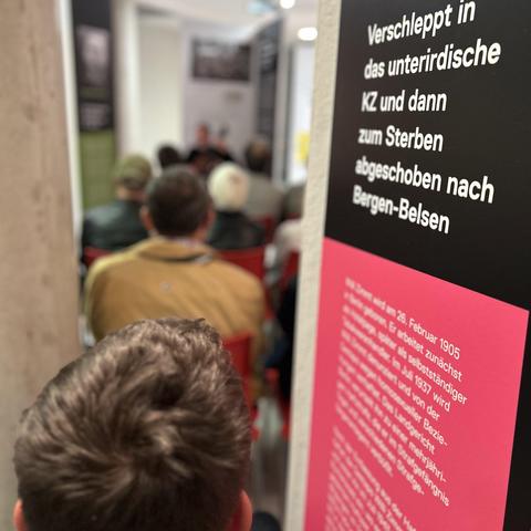 Blick in die Ausstellung "Rosa Winkel".