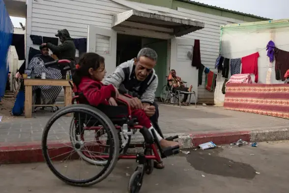 Six-year-old Palestinian girl Siwar Mahdi Ali and her father Mahdi Ali, at the European Hospital in Khan Younis, on February 26 [Haitham Imad/EPA-EFE]