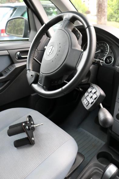 Photo du poste de conduite adapté avec le levier tirer pousser et la position de la télécommande