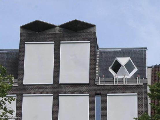 Datum opname: juni 2019. Details die op de hand van Arthur Staal wijzen. Aan de tuinkant zitten twee soortgelijke daklichten.