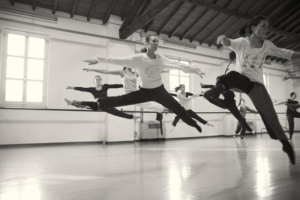 conference participation techniques: a black and white photograph of jazz dancers leaping in a dance studio. Photo attribution: Flickr user teo_ladodicivideo