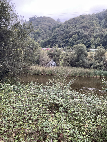 Salida de agua de una bocamina del Pozo Minero de El Sotón desaguando en el Río Nalón de Asturias 