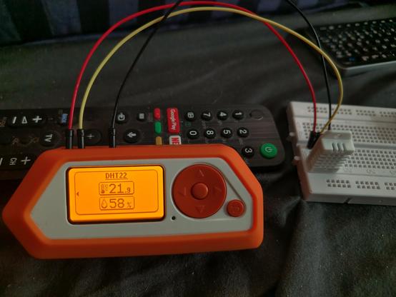 Flipperzero mit Temperatur Sensor App geöffnet und GPIO mit Kabeln an einem Breadboard mit DHT22 Sensor angeschlossen.