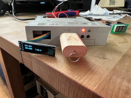 The same gotek with a wooden usb stick connected. The display reads RSI-MD1
2/5
T:00.0