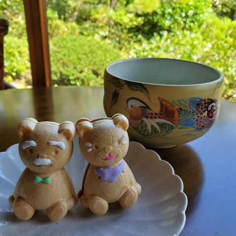 Itotatsu's monaka bears (a bear shaped wafer sandwiching sweet bean paste) change designs and flavours with the season. This elderly bear couple were created for Respect for the Aged Day.