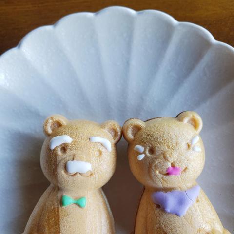 Itotatsu's monaka bears (a bear shaped wafer sandwiching sweet bean paste) change designs and flavours with the season. This elderly bear couple were created for Respect for the Aged Day.