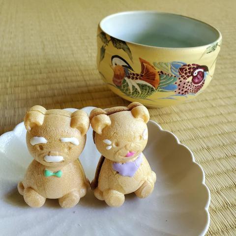 Itotatsu's monaka bears (a bear shaped wafer sandwiching sweet bean paste) change designs and flavours with the season. This elderly bear couple were created for Respect for the Aged Day.