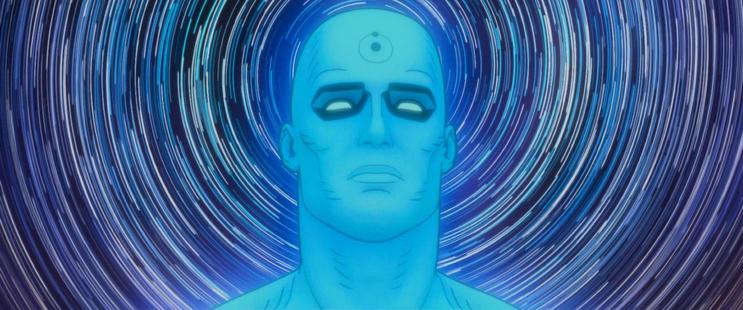 La imagen contiene un fotograma de la película animada "Watchmen Chapter 1", en donde se ve a Doctor Manhattan con un fondo de estrellas distorsionadas por el movimiento de la órbita.