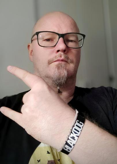 Armband mit dem Schriftzug BLACKDOG
