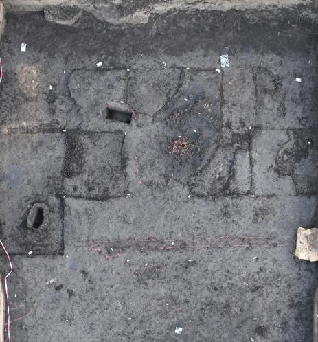 Drohnenbild der Grabungsfläche mit neolithischen Befunden. 
© Landesamt für Denkmalpflege und Archäologie Sachsen-Anhalt, Franz Becker.
