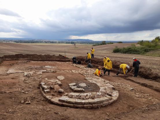Arbeitsimpression: Freilegung der Überreste der Mallerbacher Kapelle.
© Landesamt für Denkmalpflege und Archäologie Sachsen-Anhalt, Robert Prust.
