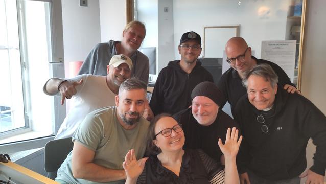 Teamfoto von einigen aktuellen und ehemaligen scrambled-x-Moderatoren gemeinsam Gründerin Katja Weißenberger im Studio 1 von radio x.