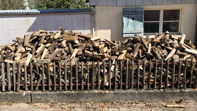 8 Ster Brennholz auf einem Haufen