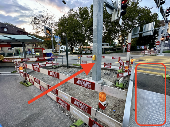 Die Säule mit dem Fussgänger-Drücker ist in der Mitte der abgeschrankten Baustelle. Der Durchgang nebenan ist sehr schmal.