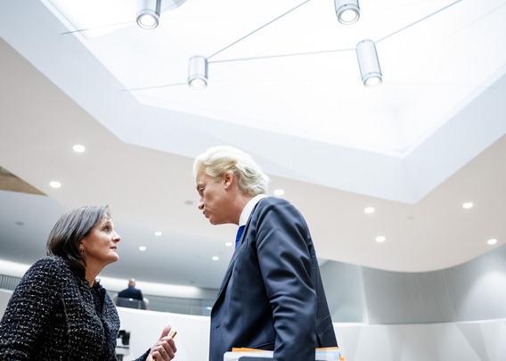 Nicolien van Vroonhoven en Geert Wilders overleggen tijdens een schorsing op de tweede dag van de Algemene Politieke Beschouwingen, Den Haag, 19 september
© Sem van der Wal / ANP