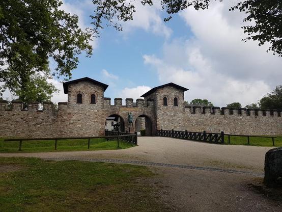 Saalburg (rekonstruiertes römisches Auxiliar-Kastell am Limes) - Haupteingang (porta praetoria)