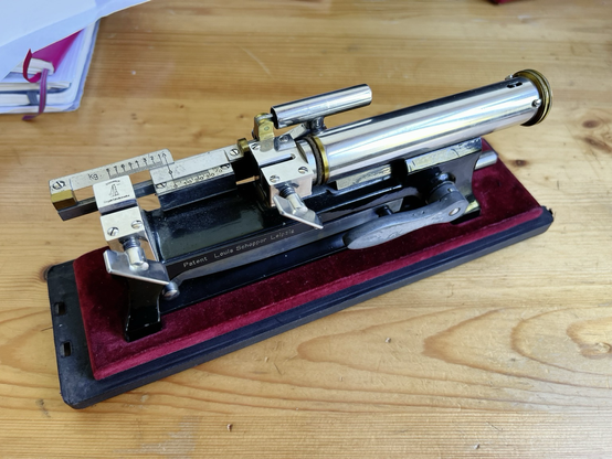 Ein Schnellpapierprüfer der Firma Schopper auf einem Schreibtisch.