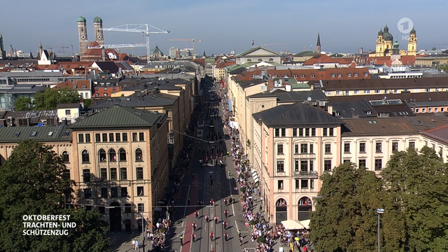 It is one of the largest and most beautiful parades in the world and is also an event with royal Bavarian history: It commemorates the silver wedding anniversary of King Ludwig I and Therese of Bavaria, for whom a magnificent parade was held in 1835 with participants from all over Bavaria. It was so beautiful that it was decided to repeat it and so it still exists today, the unique Oktoberfest traditional costume and riflemen's parade. This is also thanks to a very special association: the tradition-conscious Festring München e. V. not only organizes this major event, but also "O'zapft is" for the Wiesn opening and the wonderfully nostalgic Oide Wiesn. The parade is led by the Münchner Kindl, which is immortalized in the city coat of arms of the state capital. Depicted "on horseback" by 21-year-old Franziska Inselkammer, who has a close connection to the Oktoberfest because her parents are Wiesn innkeepers. Next comes Mayor Dieter Reiter, who rides in a festival carriage and, as mayor, precedes Prime Minister Markus Söder, who also does the honors every year. Over 9,000 participants are taking part this year, coming not only from all parts of Bavaria, but also from other federal states and neighboring European countries: festively dressed traditional costume groups, sports and mountain riflemen, music bands, marching bands and fanfare groups, in between the magnificent heavy-horse teams of Munich breweries and festival floats on which old crafts or customs are shown.