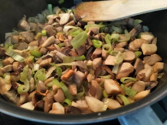 Leek and mushrooms on the pan 