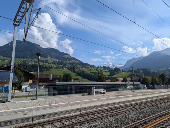 Le panorama du Kiental depuis la gare de Reichenbach. Oberland Bernois. Les sommets sont enneigés.